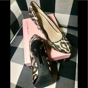 BANDOLINO Cheetah print Sz7 heels.  New in box!